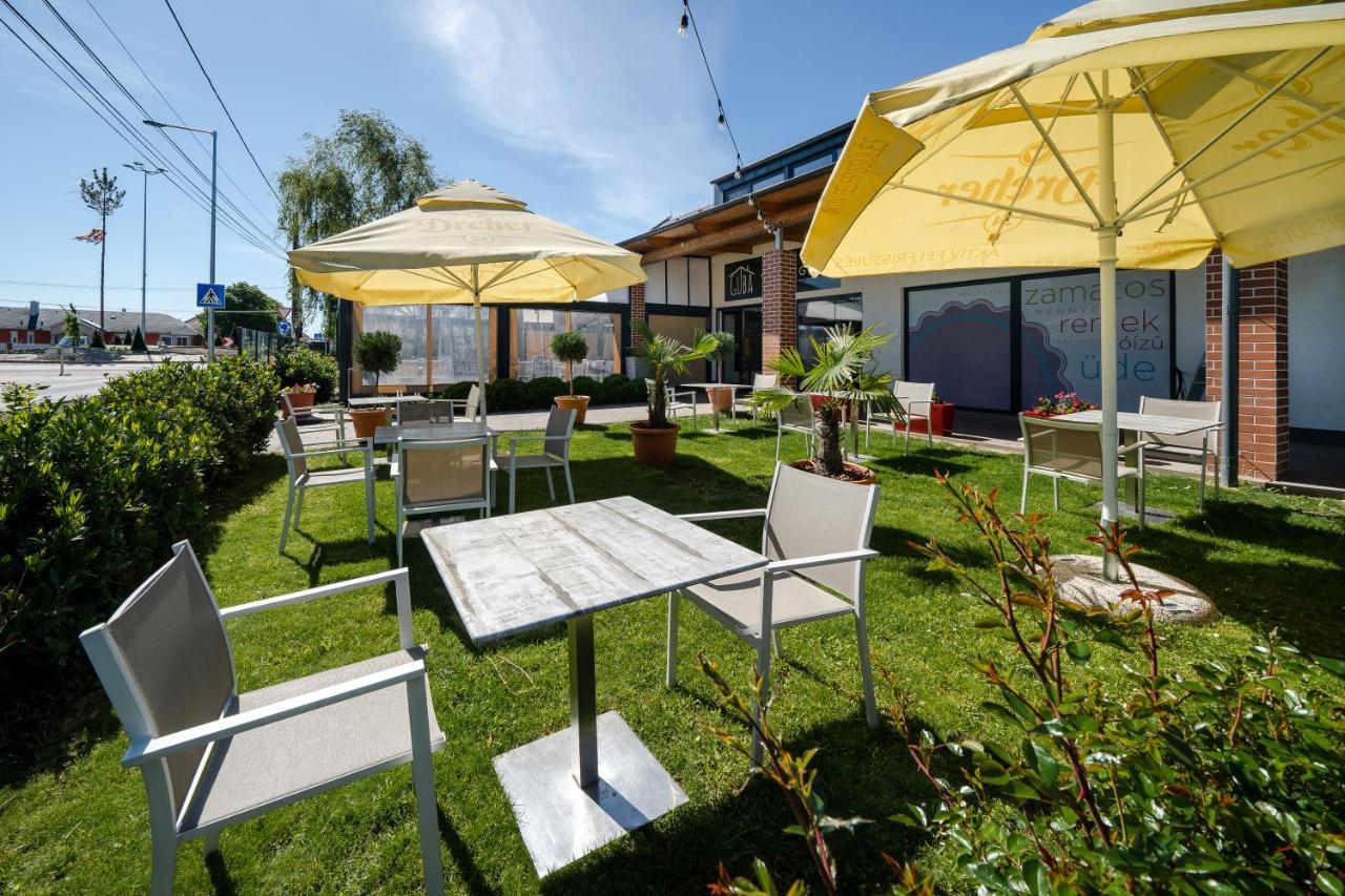 Hotel Pipacs Panir & Grill Garden Vendeghaz Győrújbarát Exteriér fotografie